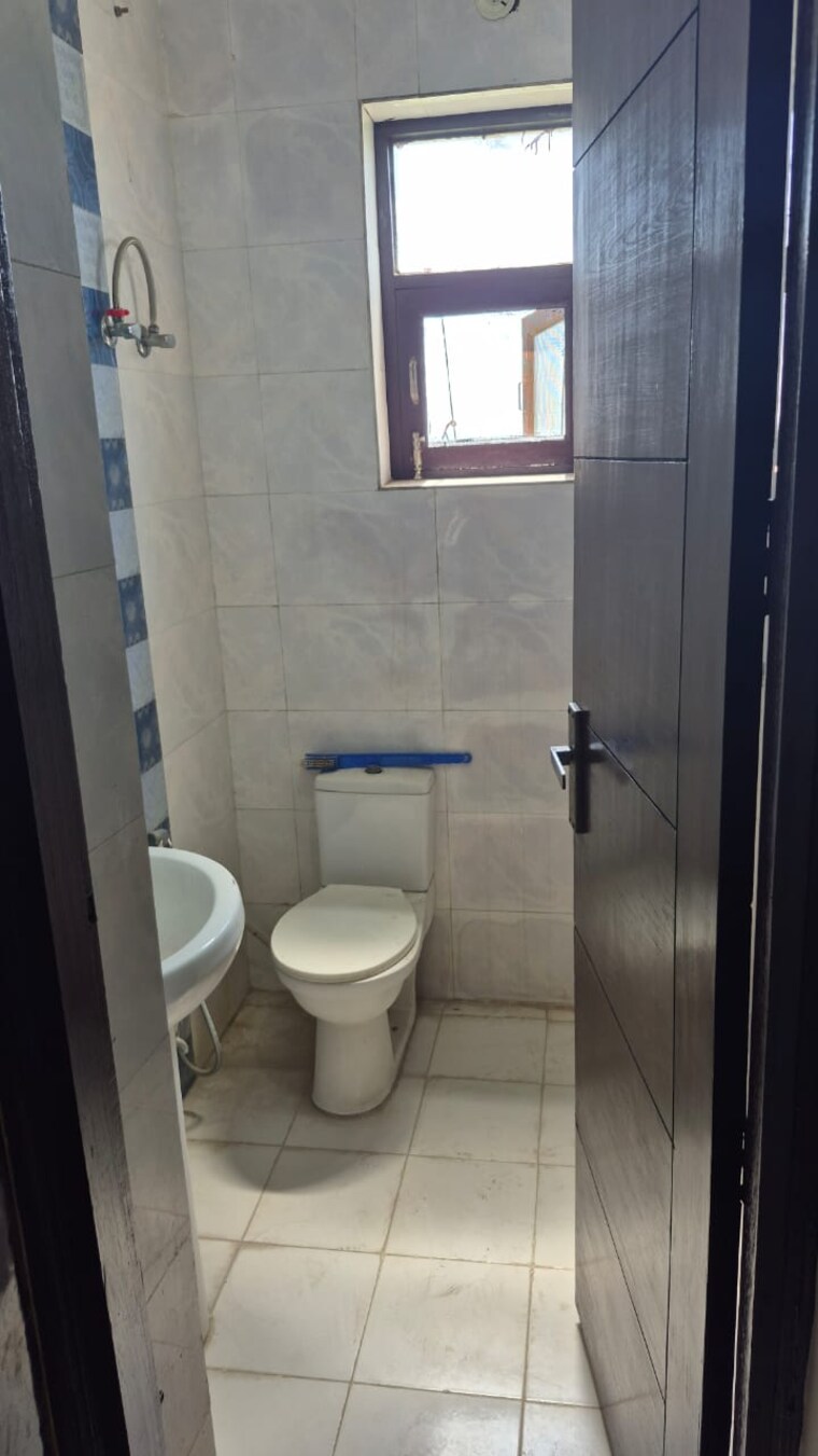 Bathroom, sector 37 4 Bedroom 3150 Sq.Ft. Builder Floor In Sector 37 Faridabad 9251581