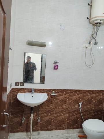 Bathroom in 3 BHK Builder Floor at SS Southend Floors, South City 2 – for Rent