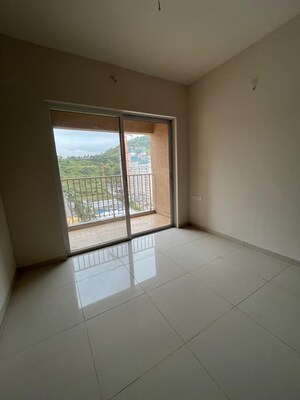 Room in 2 BHK Apartment at Godrej Green Vistas, Mahalunge – for Rent