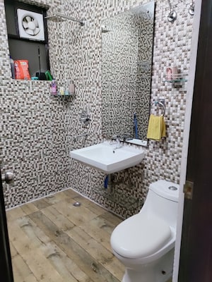 Bathroom in 3 BHK Apartment at DLF Regency Park II, Sector 27 – for Sale