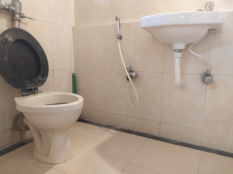 Attached Bathroom, panch-leela 2 Bedroom 915 Sq.Ft. Apartment In Powai Mumbai 9251638