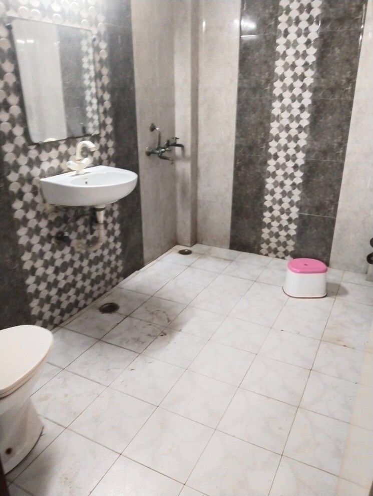 Bathroom, rwa-apartments-sector-52 2 Bedroom 162 Sq.Mt. Builder Floor In Sector 52 Noida 9251677