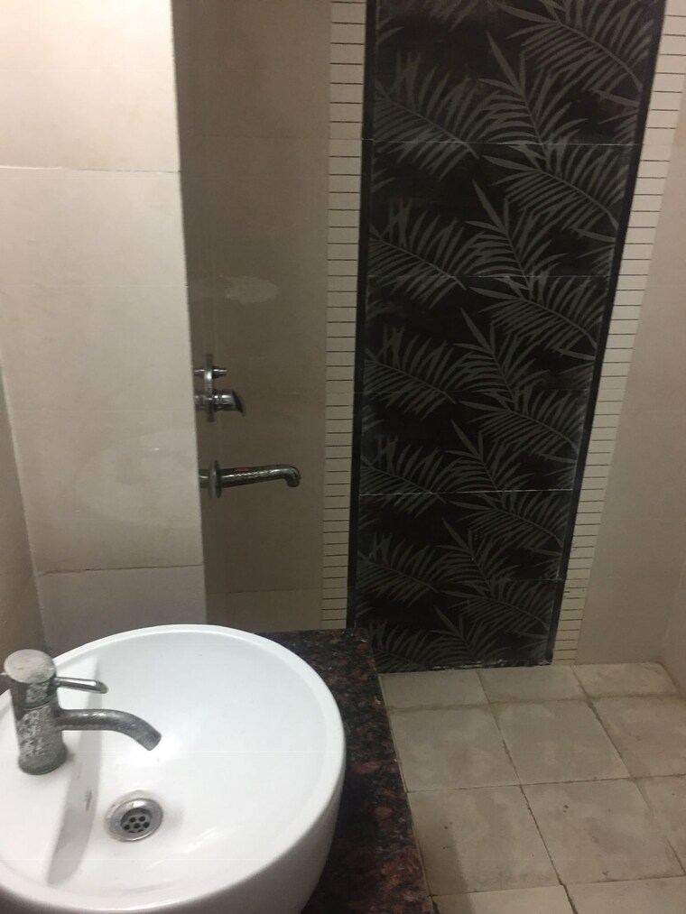 Bathroom, paras-tierea 3 Bedroom 1330 Sq.Ft. Apartment In Sector 137 Noida 9251707