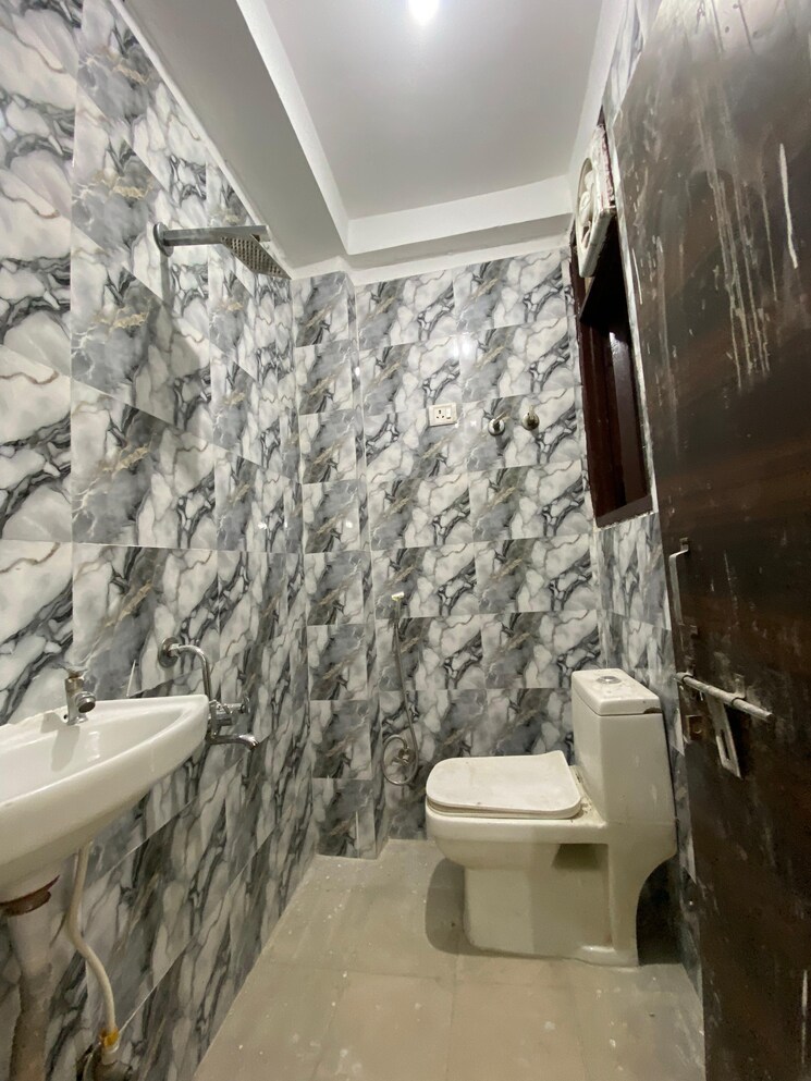 Bathroom, risland-sky-mansion 1 Bedroom 450 Sq.Ft. Builder Floor In Chattarpur Delhi 9251811