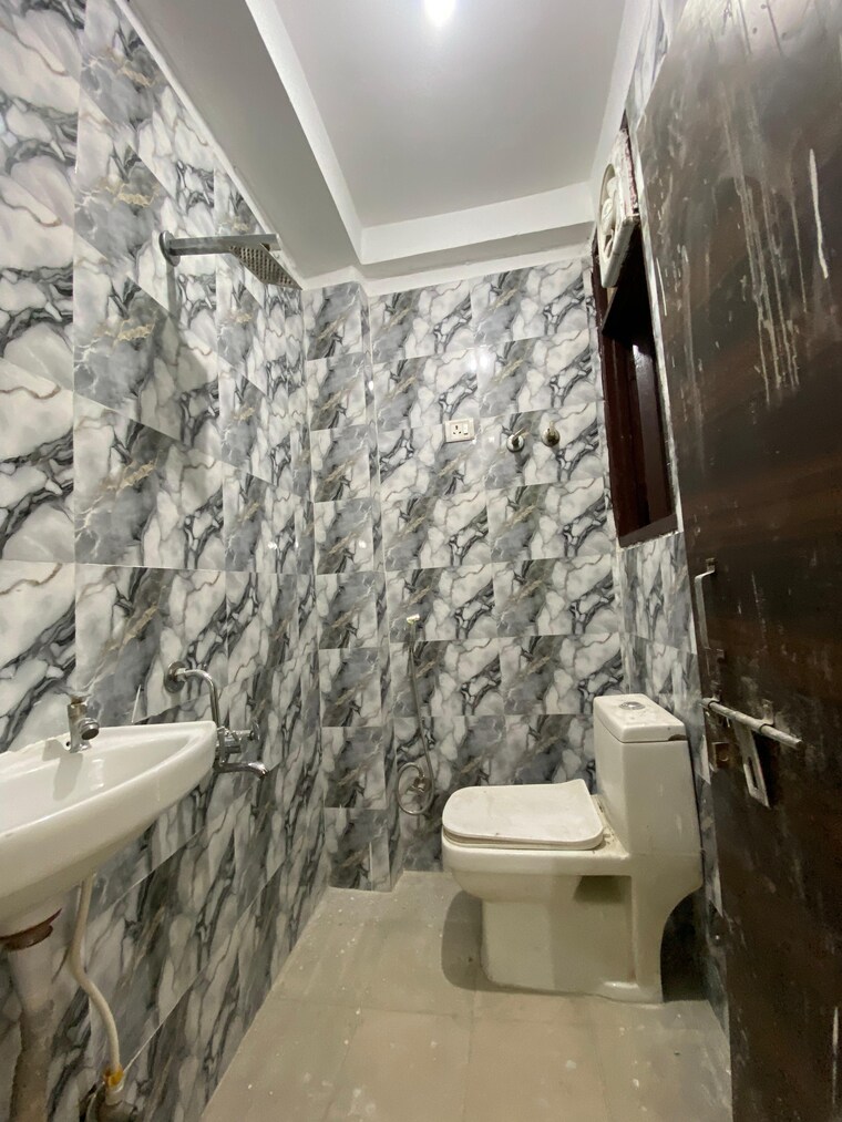 Bathroom, risland-sky-mansion 1 Bedroom 450 Sq.Ft. Builder Floor In Chattarpur Delhi 9251811