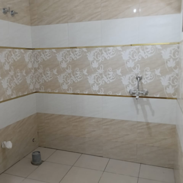 Bathroom in 1.5 BHK Builder Floor at Sector 23a – for Rent