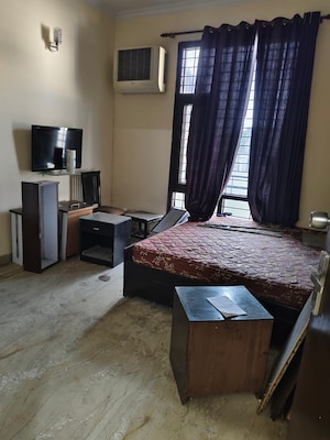 Living Room in 4 BHK Builder Floor at Sector 51 – for Rent