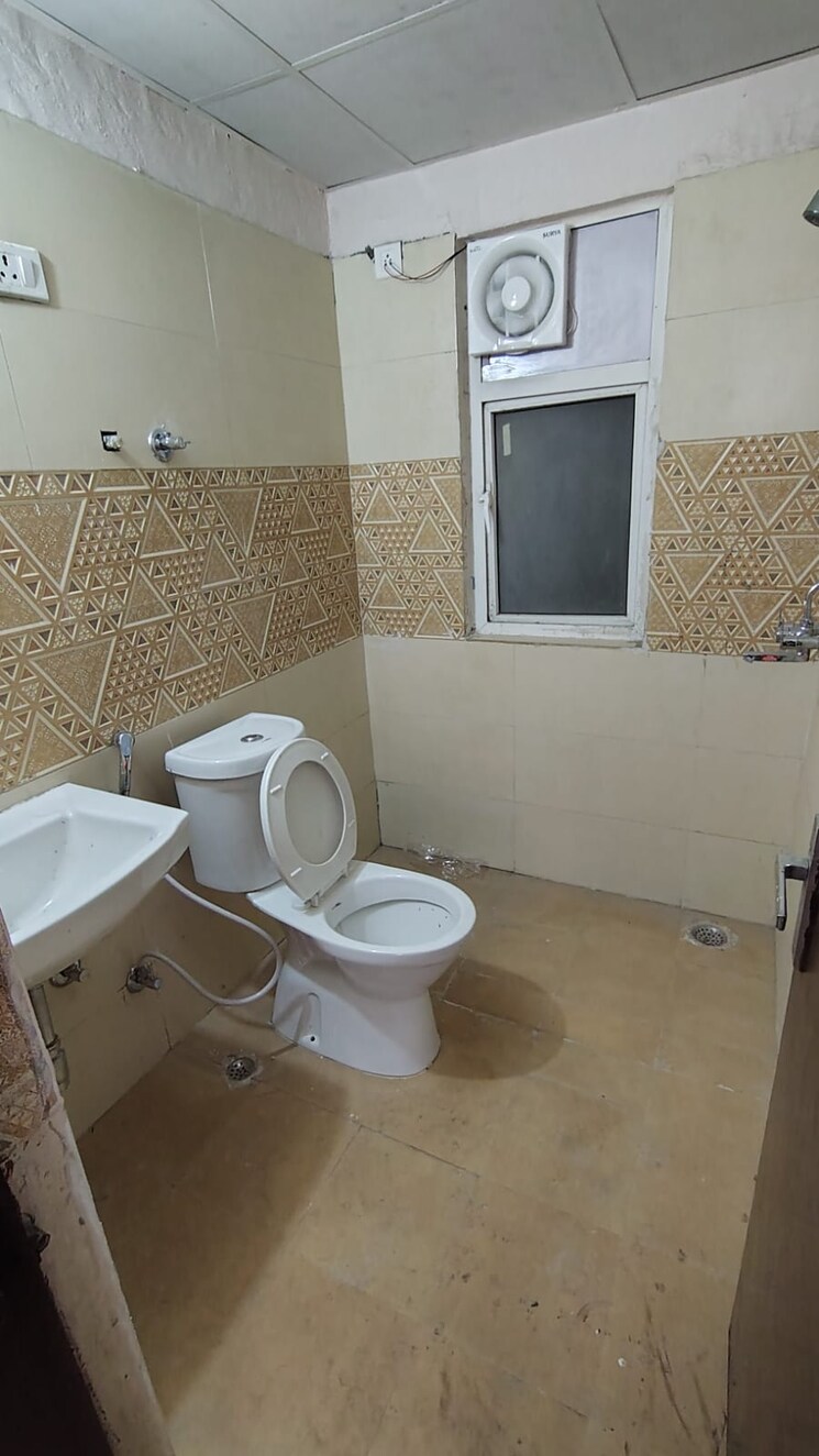 Bathroom, amrapali-golf-homes 2 Bedroom 945 Sq.Ft. Apartment In Sector 4 Greater Noida Greater Noida 9252366