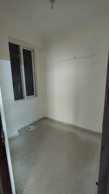 Room in 2 BHK Apartment at Amrapali Golf Homes, Sector 4 Greater Noida – for Rent