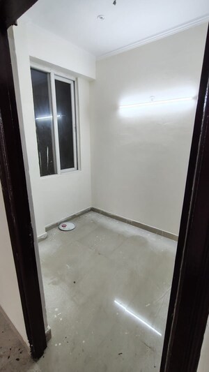 Room in 2 BHK Apartment at Amrapali Golf Homes, Sector 4 Greater Noida – for Rent