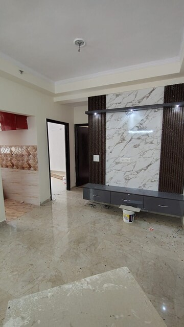 Room in 2 BHK Apartment at Amrapali Golf Homes, Sector 4 Greater Noida – for Rent