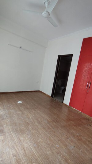 Room in 2 BHK Apartment at Amrapali Golf Homes, Sector 4 Greater Noida – for Rent