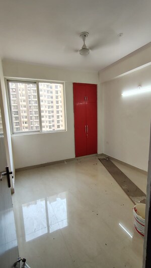 Room in 2 BHK Apartment at Amrapali Golf Homes, Sector 4 Greater Noida – for Rent