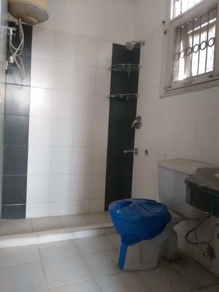 Bathroom, new friends colony 2 Bedroom 500 Sq.Yd. Builder Floor In New Friends Colony Delhi 9252536