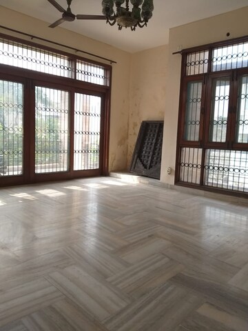 Room in 2 BHK Builder Floor at New Friends Colony – for Rent