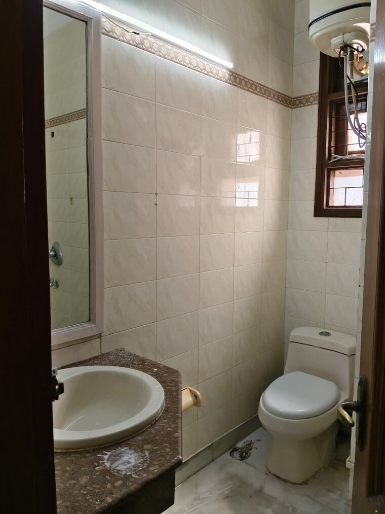 Bathroom, vasant vihar 4 Bedroom 2500 Sq.Ft. Builder Floor In Vasant Vihar Delhi 9252532