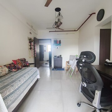 Team Area in 2 BHK Apartment at Thane West – for Rent