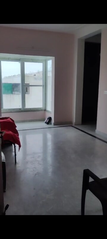 Room in 3 BHK Builder Floor at Wave Prime Floors, Wave City – for Rent
