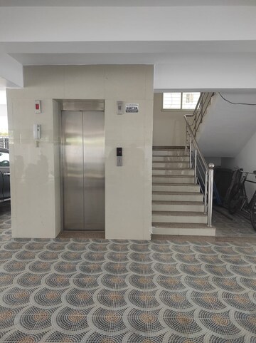 Lift in 3 BHK Apartment at Bariatu Housing Colony – for Sale