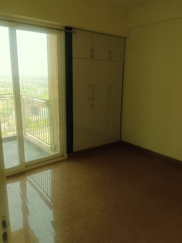 Room in 3 BHK Apartment at Amrapali The Hemisphere, Jaypee Greens – for Rent