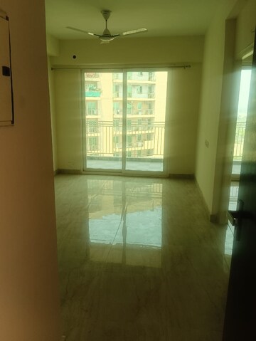 Room in 3 BHK Apartment at Amrapali The Hemisphere, Jaypee Greens – for Rent