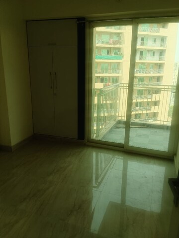Room in 3 BHK Apartment at Amrapali The Hemisphere, Jaypee Greens – for Rent