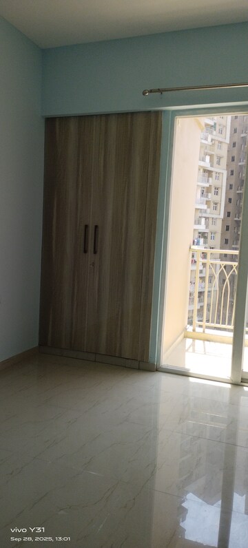 Room in 2.5 BHK Apartment at Mahagun Mywoods, Sector 16c Greater Noida – for Rent
