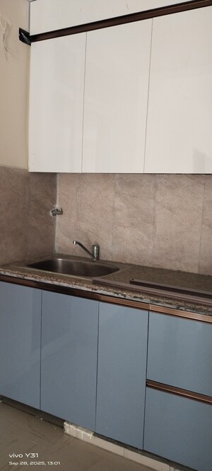 Room in 2.5 BHK Apartment at Mahagun Mywoods, Sector 16c Greater Noida – for Rent