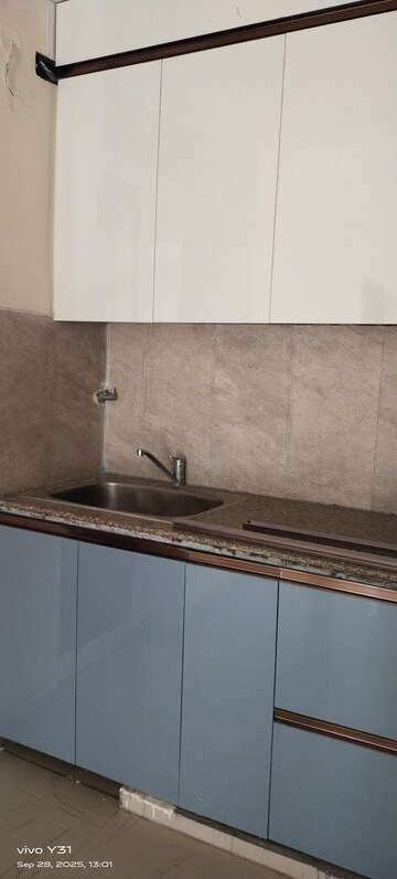 Room in 2.5 BHK Apartment at Mahagun Mywoods, Sector 16c Greater Noida – for Rent