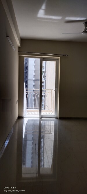 Room in 2.5 BHK Apartment at Mahagun Mywoods, Sector 16c Greater Noida – for Rent