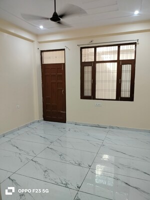 Room in 2 BHK Builder Floor at Gomti Nagar – for Rent