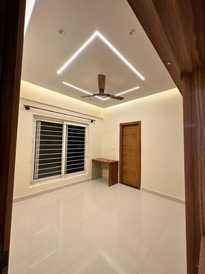 Room in 3 BHK Apartment at Benson Town – for Rent