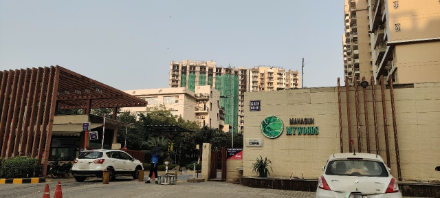 2 BHK + Servant Room Apartment For Rent in Mahagun Mywoods