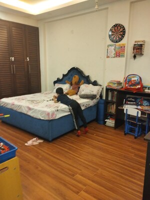 Bedroom in 3 BHK Apartment at Dlf Phase ii – for Rent