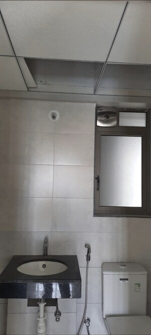 Room in 2 BHK Apartment at Kalpataru Paramount, Kapur Bawdi – for Rent