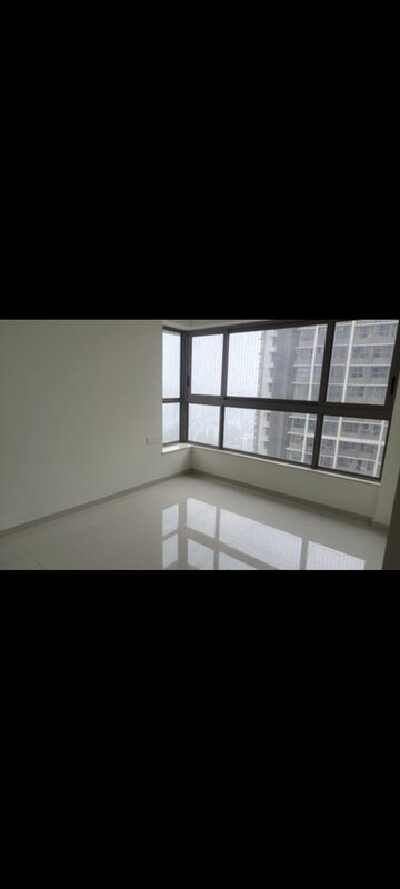 Room in 2 BHK Apartment at Kalpataru Paramount, Kapur Bawdi – for Rent