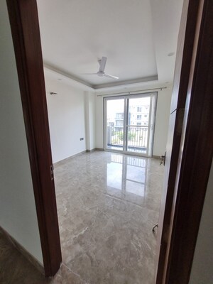 Room in 4 BHK Apartment at Dwarkadhis City, Sector 23 – for Rent