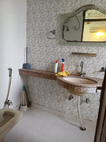Furnished Amenities in 3.5 BHK Independent House at Maharani Bagh – for Sale