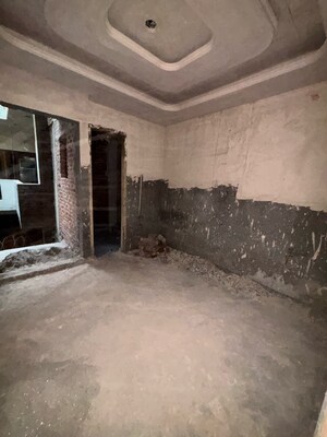 Parking in 3 BHK Builder Floor at Sainik Colony – for Sale