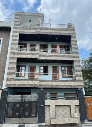 2.5 BHK Villa For Rent in Alambagh