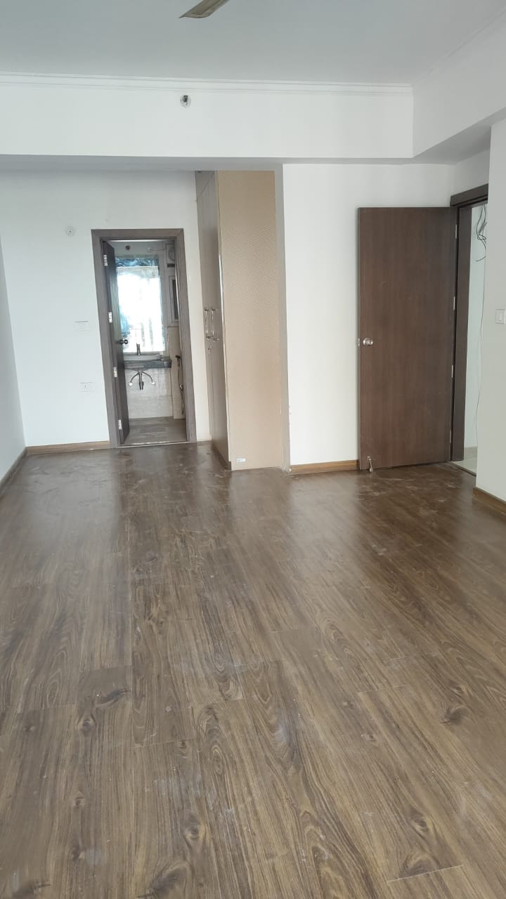 3.5 BHK + Servant Room Apartment For Rent in Mahagun Meadows