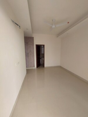Room in 2.5 BHK Apartment at Mahagun Meadows, Sector 150 – for Rent