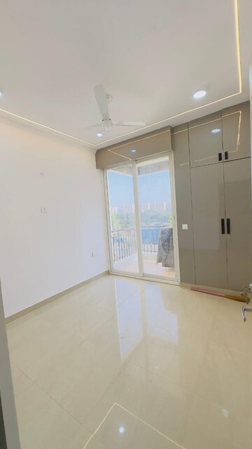 Room in 3 BHK Apartment at Amrapali Golf Homes, Sector 4 Greater Noida – for Rent