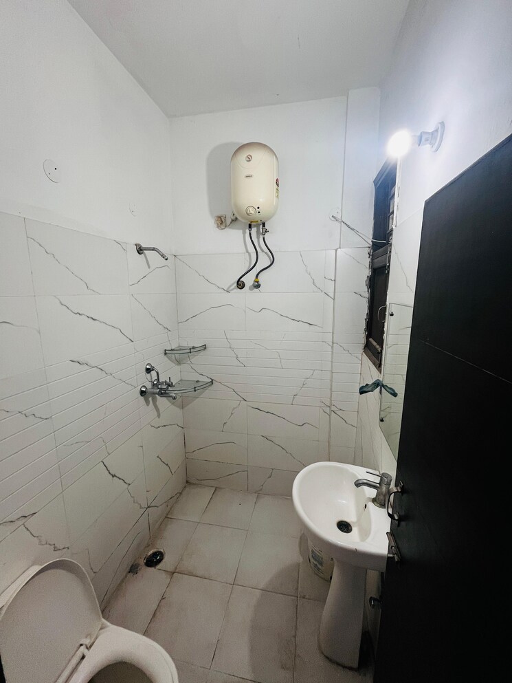 Bathroom, ms-enclave-zirakpur 3 Bedroom 150 Sq.Yd. Apartment In Dhakoli Zirakpur 9253821