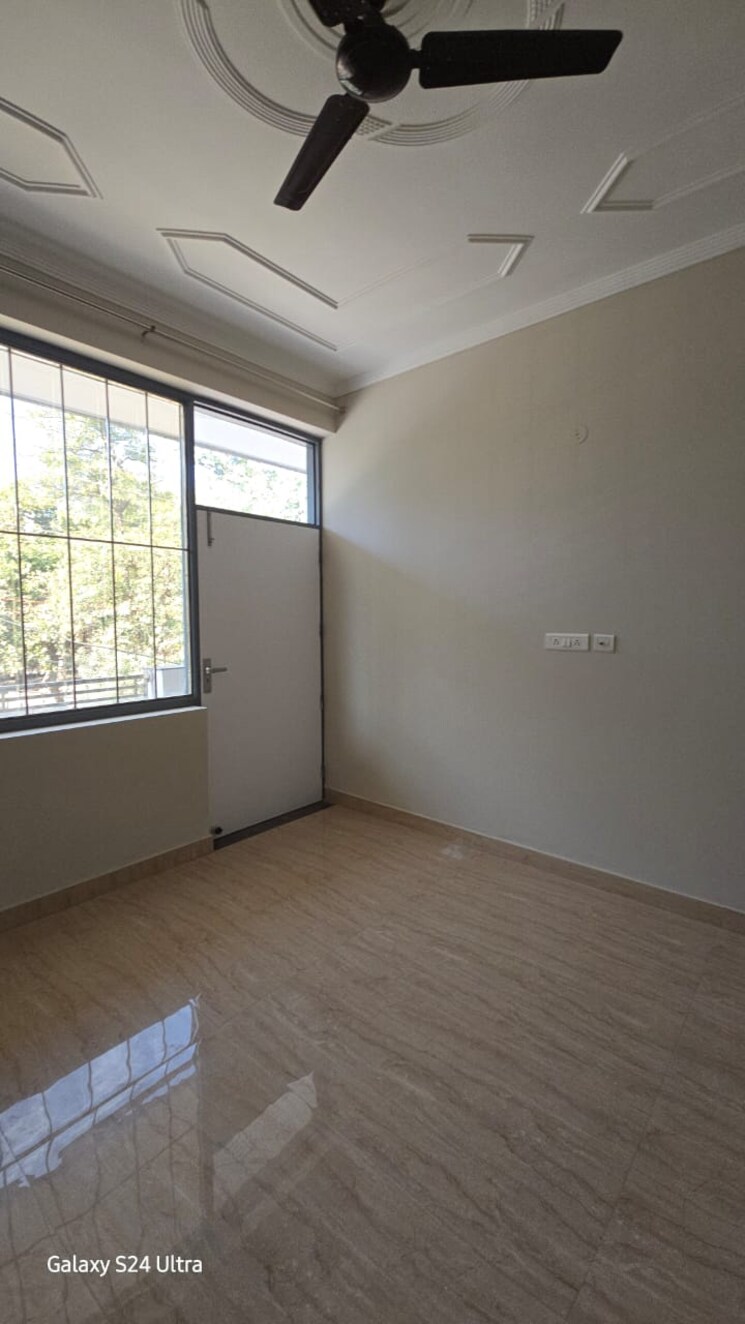 Room, sector 22b 3 Bedroom 209 Sq.Yd. Apartment In Sector 22b Gurgaon 9253870