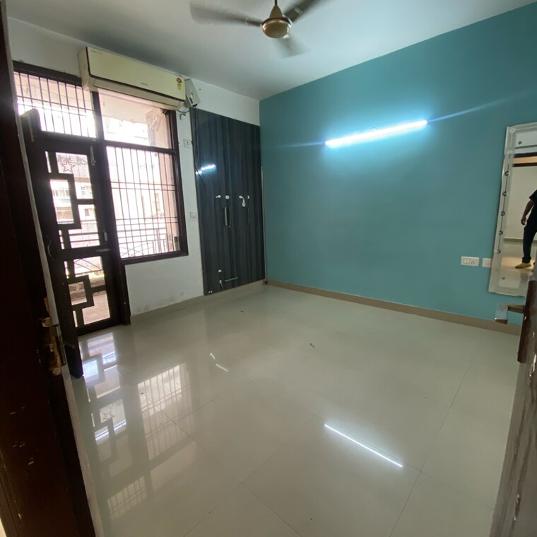 Room, sector 21d 3.5 Bedroom 1900 Sq.Ft. Apartment In Sector 21d Faridabad 9254145