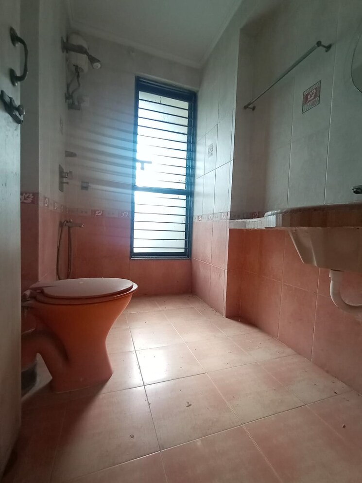 Bathroom, radius-central-park 3 Bedroom 960 Sq.Ft. Apartment In Chembur Mumbai 9254035