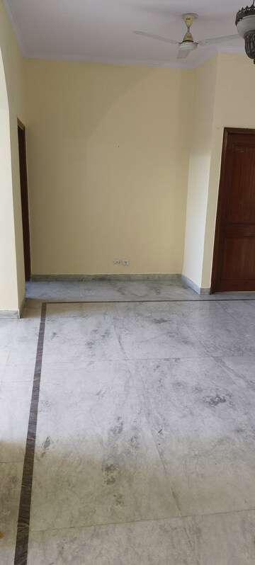 Room in 3 BHK Villa at RWA Apartments Sector 53, Sector 53 – for Rent