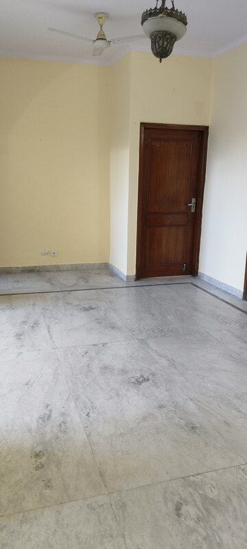 Room in 3 BHK Villa at RWA Apartments Sector 53, Sector 53 – for Rent