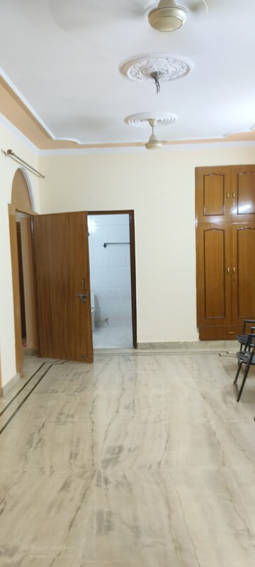 Room in 3 BHK Villa at RWA Apartments Sector 50, Sector 50 – for Rent